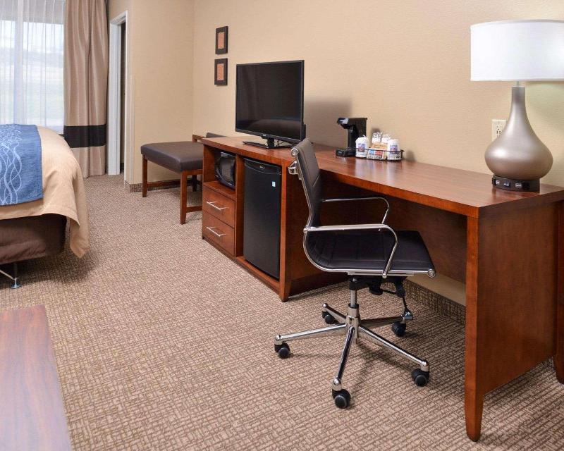 Comfort Inn & Suites Mandan  Bismarck image