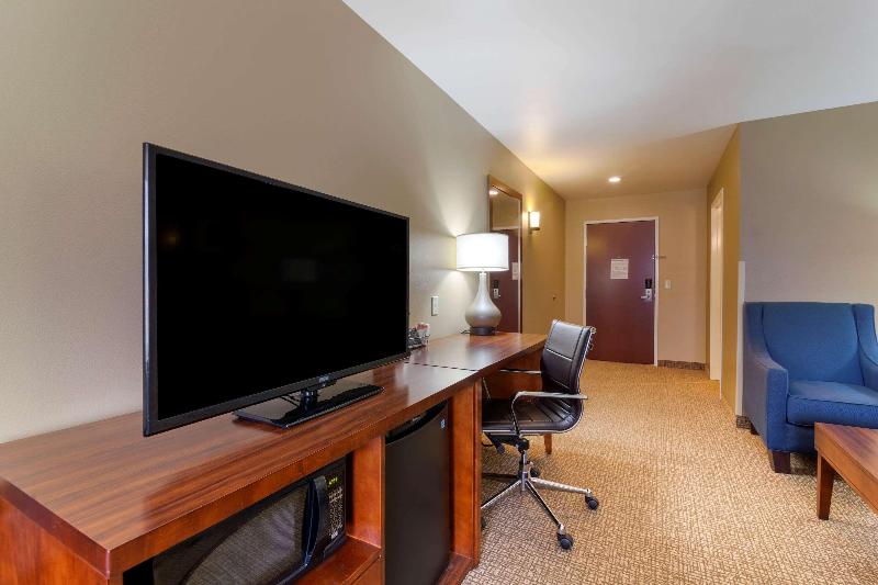 Comfort Inn & Suites Mandan  Bismarck image
