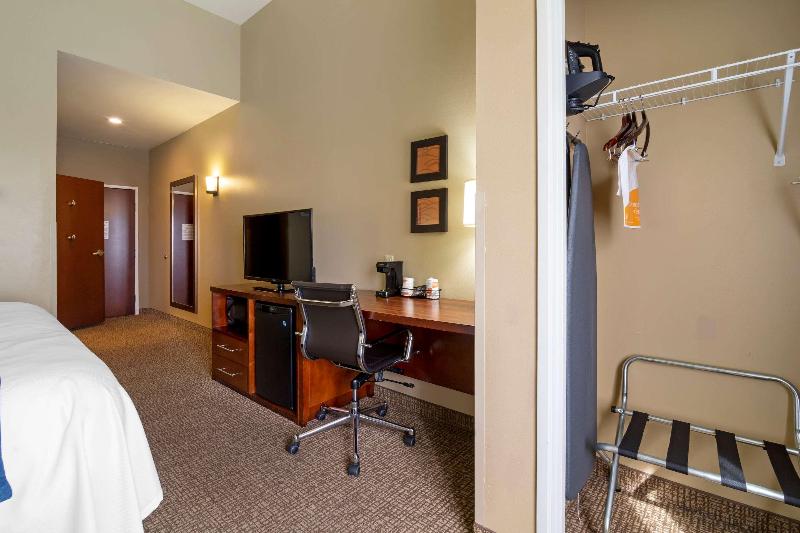 Comfort Inn & Suites Mandan  Bismarck image