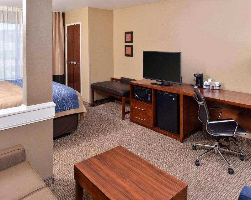Comfort Inn & Suites Mandan  Bismarck image
