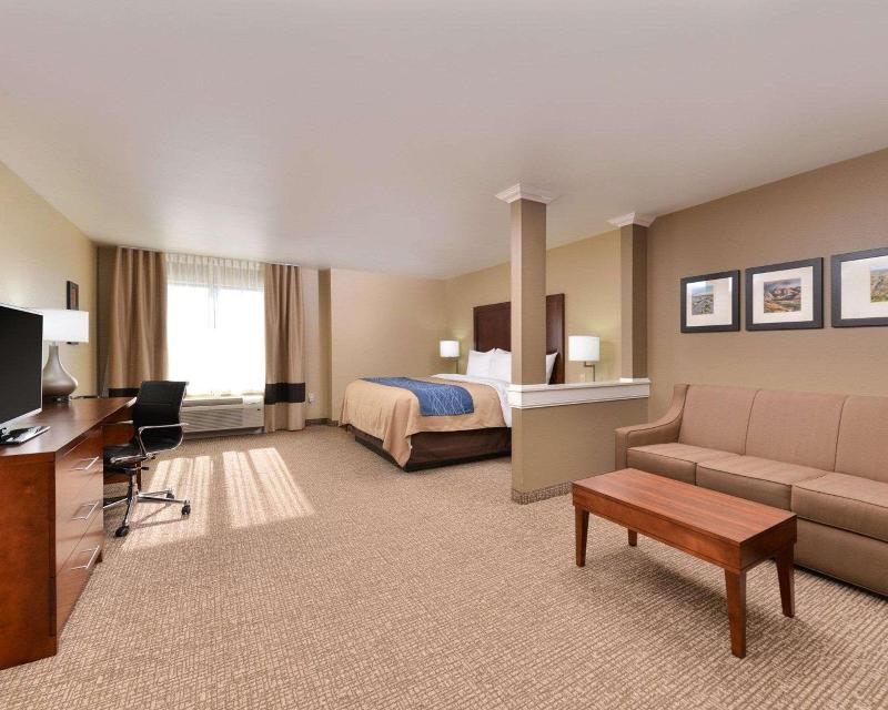 Comfort Inn & Suites Mandan  Bismarck image