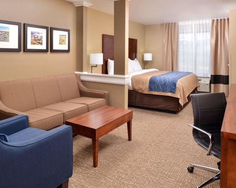 Comfort Inn & Suites Mandan  Bismarck image