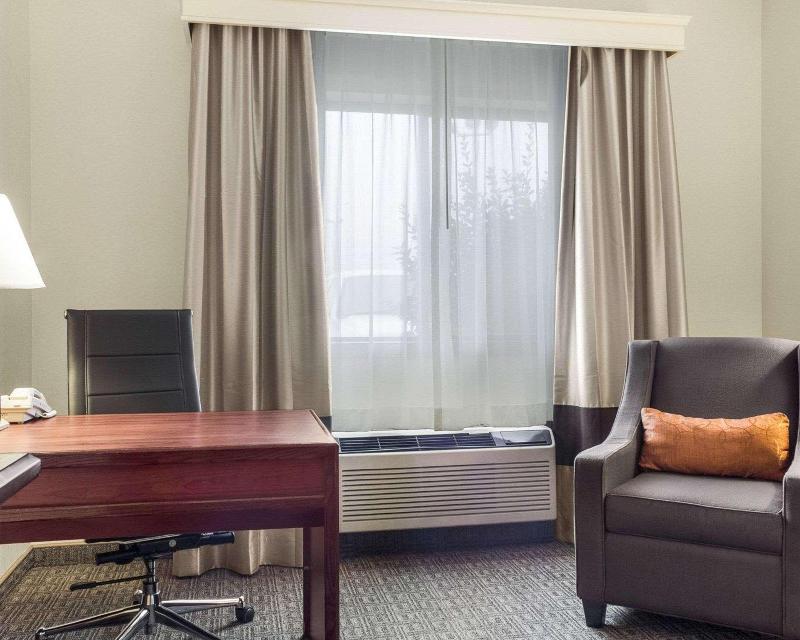 Comfort Inn Bismarck image