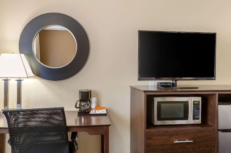 Quality Inn image 5