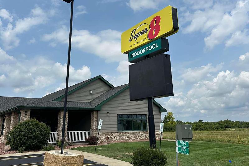 Super 8 By Wyndham Sturtevant/Racine image