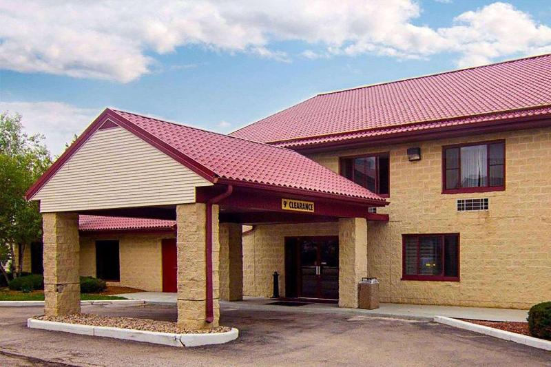 Super 8 By Wyndham Sturtevant/Racine image