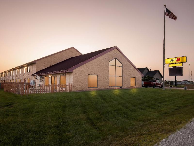 Super 8 By Wyndham Sturtevant/Racine image