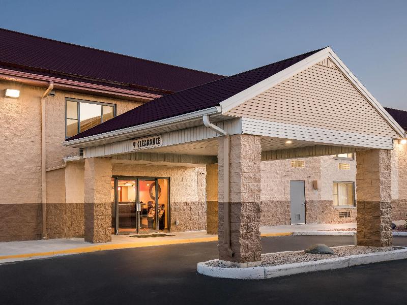Super 8 By Wyndham Sturtevant/Racine image