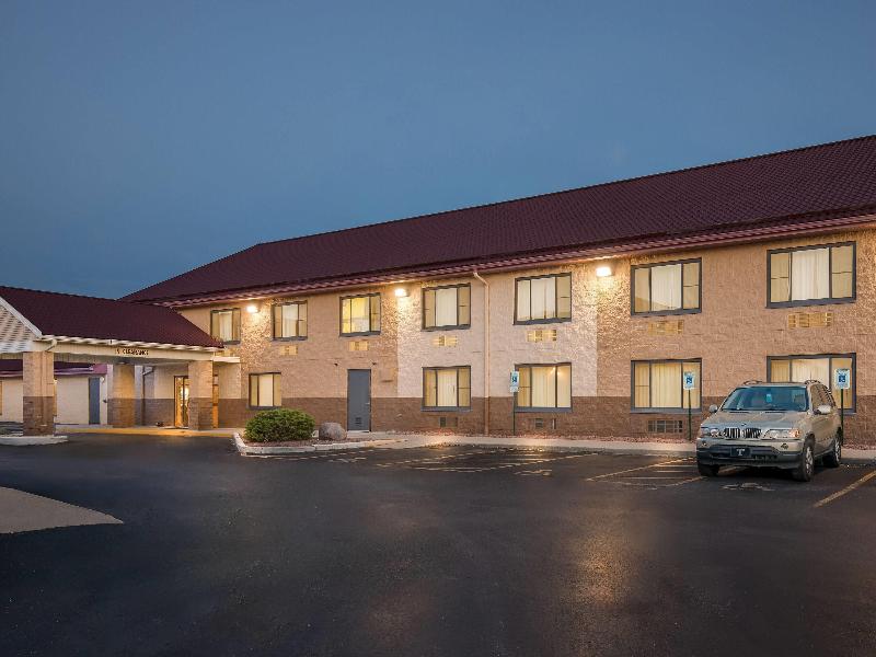 Super 8 By Wyndham Sturtevant/Racine image