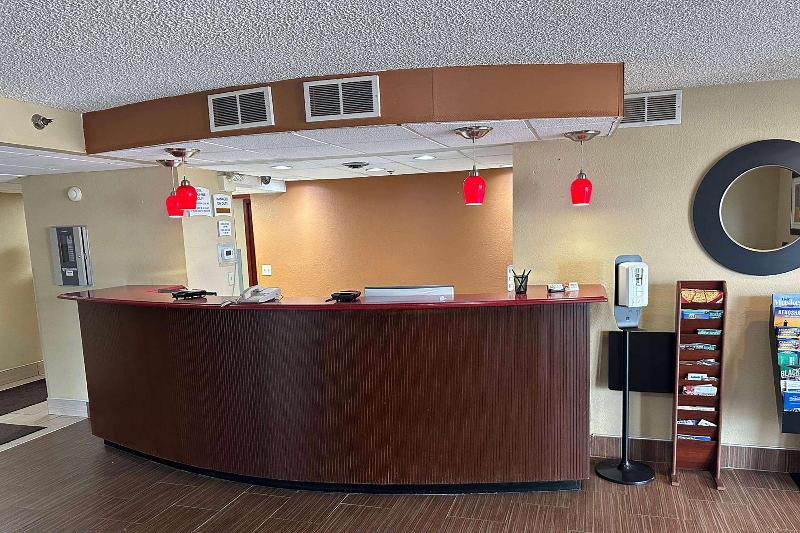 Super 8 By Wyndham Sturtevant/Racine image
