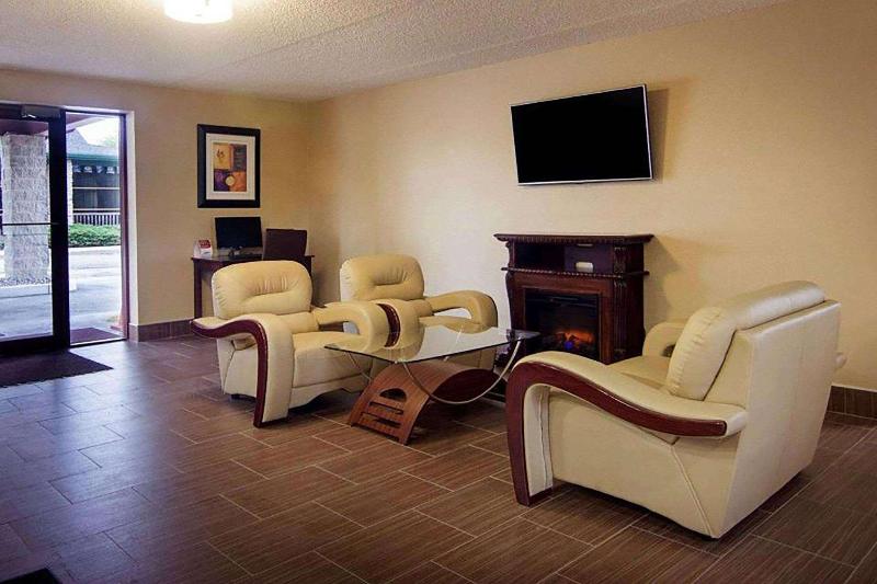 Super 8 By Wyndham Sturtevant/Racine image