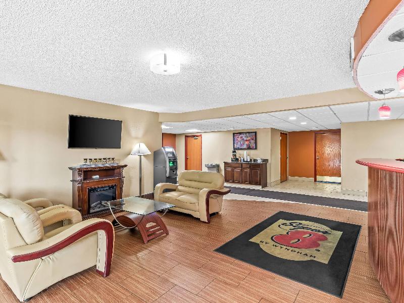 Super 8 By Wyndham Sturtevant/Racine image