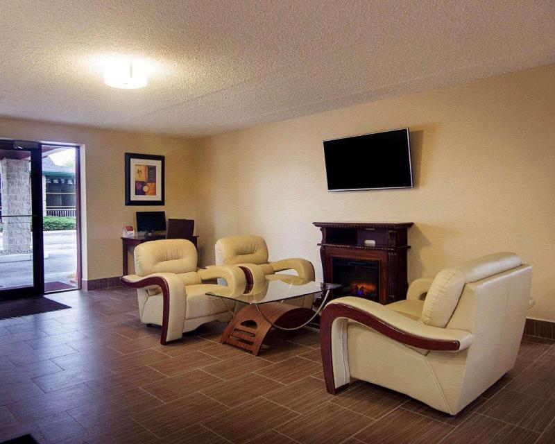 Super 8 By Wyndham Sturtevant/Racine image