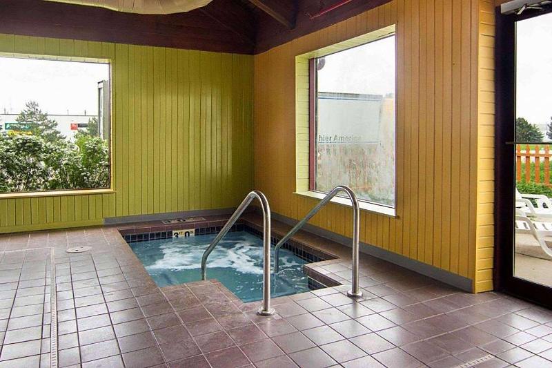 Super 8 By Wyndham Sturtevant/Racine image