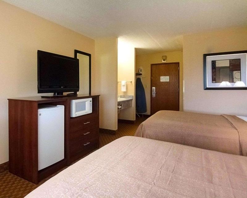 Super 8 By Wyndham Sturtevant/Racine image