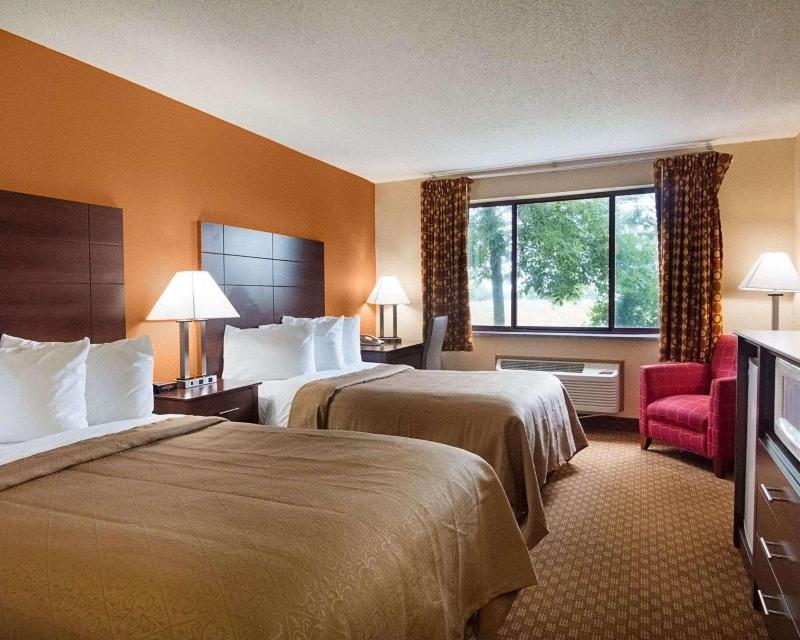 Super 8 By Wyndham Sturtevant/Racine image
