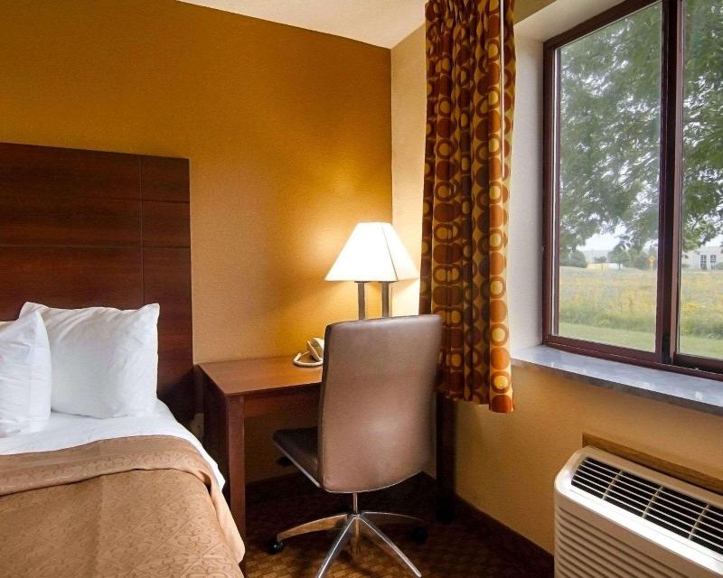 Super 8 By Wyndham Sturtevant/Racine image