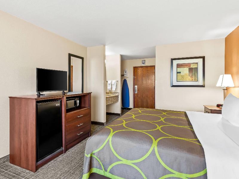 Super 8 By Wyndham Sturtevant/Racine image
