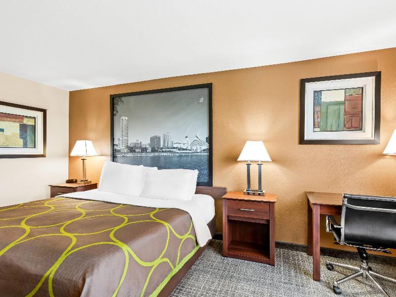 Super 8 By Wyndham Sturtevant/Racine image