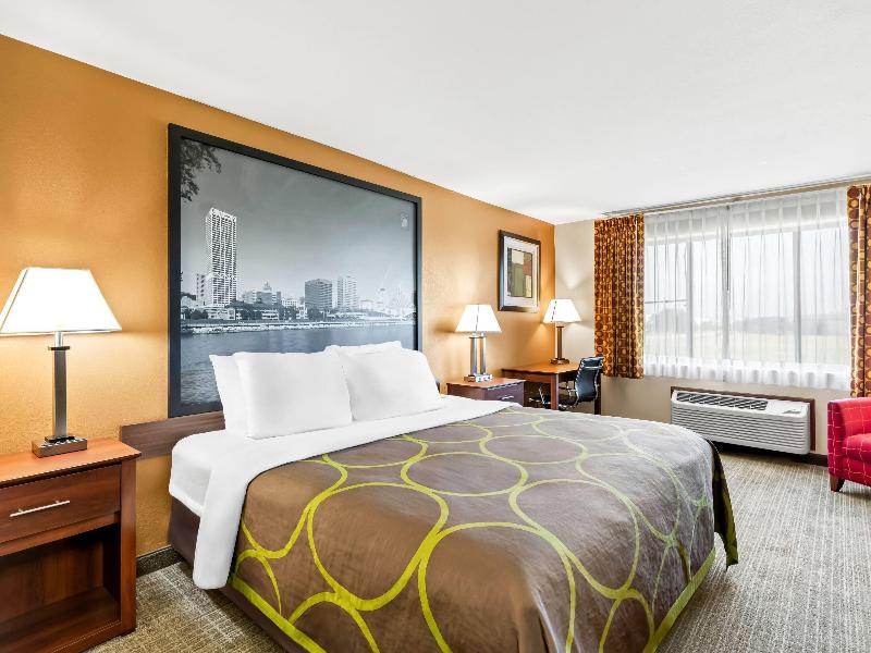 Super 8 By Wyndham Sturtevant/Racine image