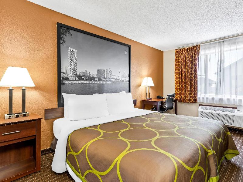 Super 8 By Wyndham Sturtevant/Racine image