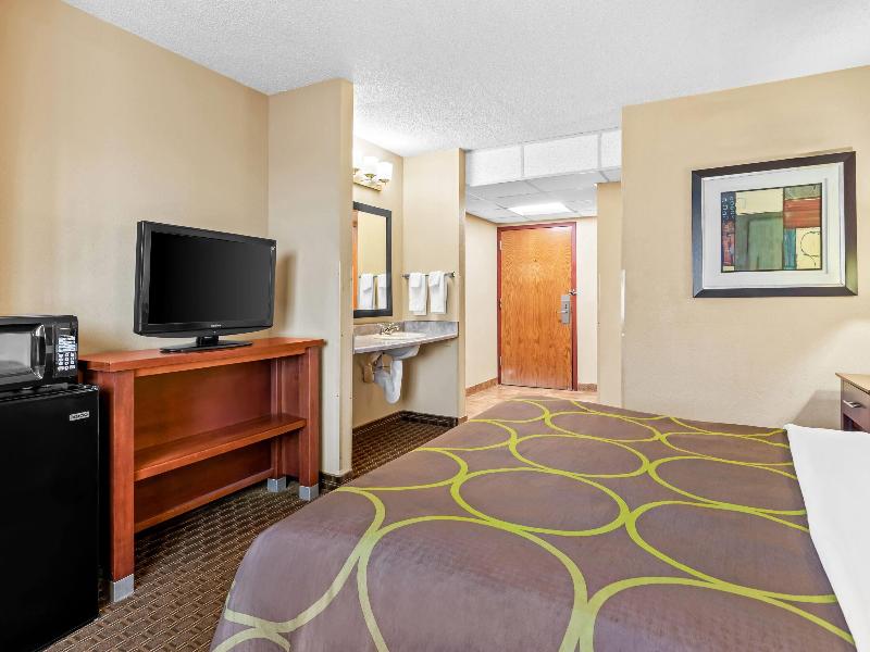 Super 8 By Wyndham Sturtevant/Racine image