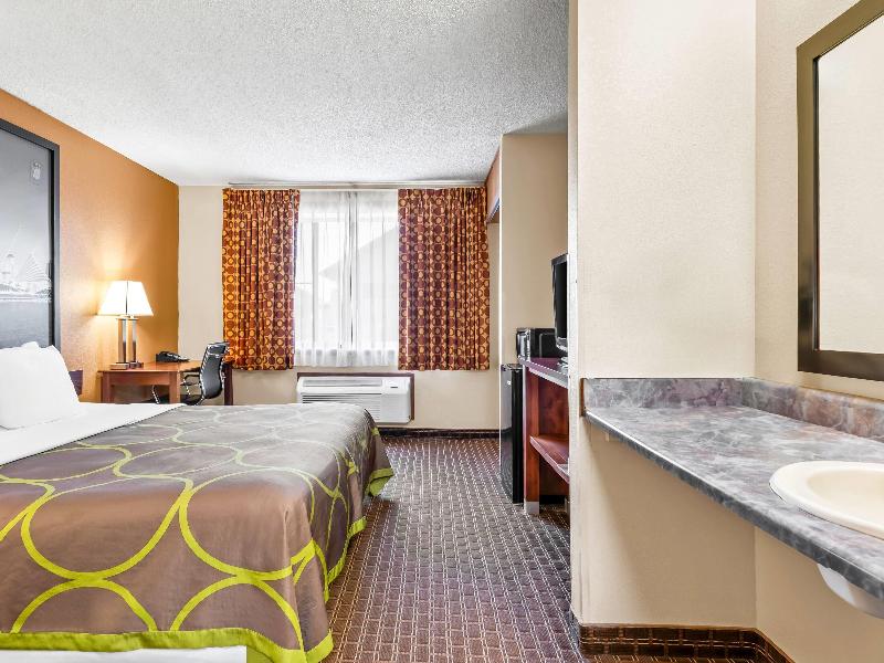 Super 8 By Wyndham Sturtevant/Racine image