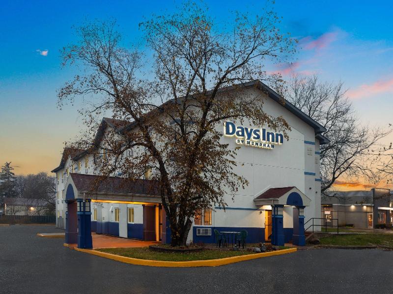 Days Inn by Wyndham Waukegan image