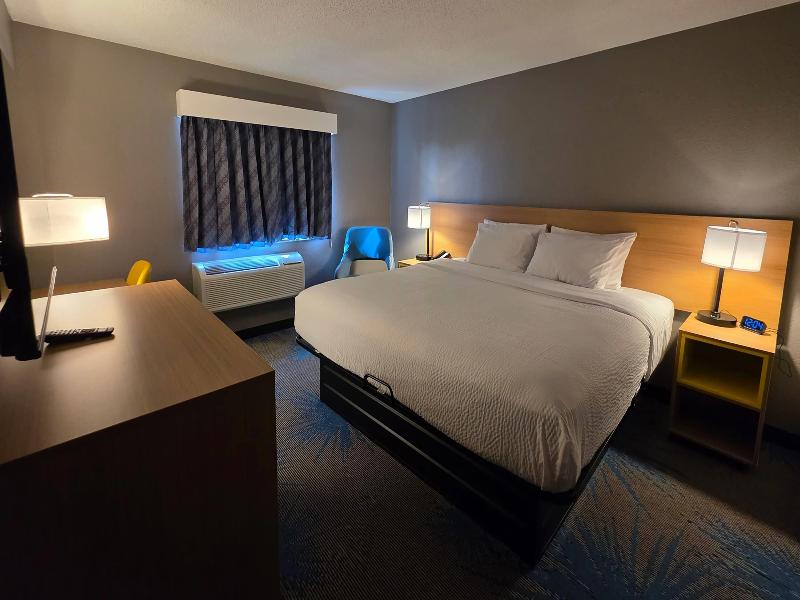 Days Inn by Wyndham Waukegan image
