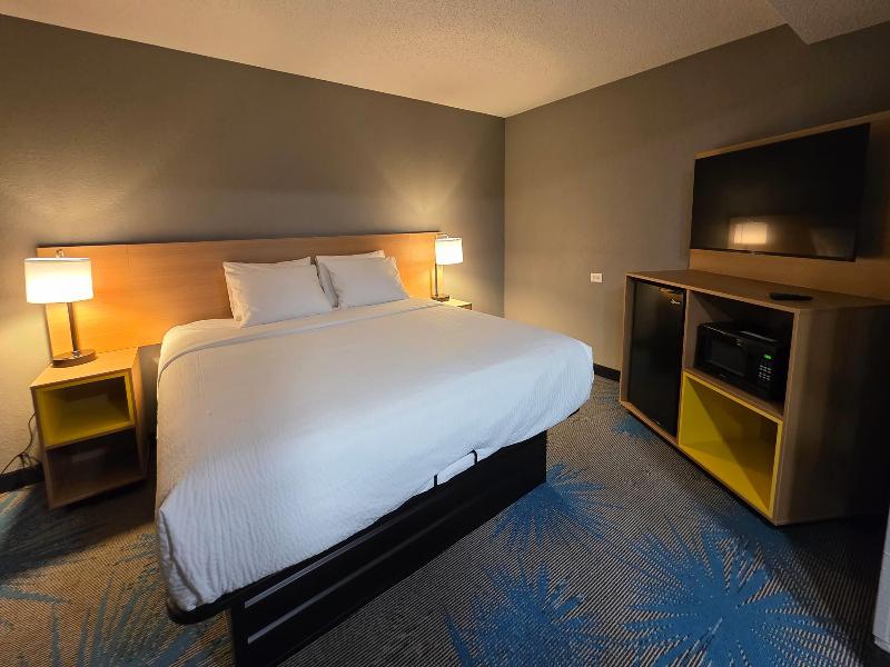Days Inn by Wyndham Waukegan image