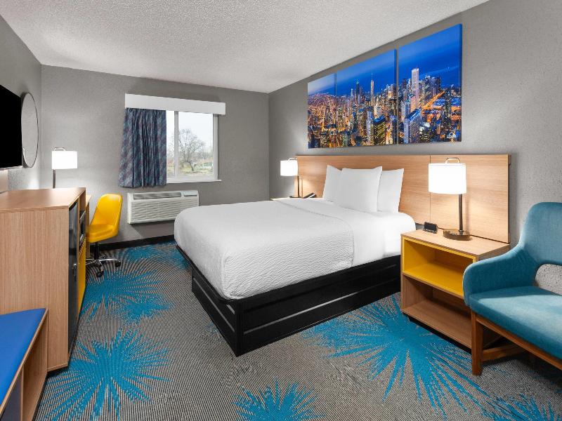 Days Inn by Wyndham Waukegan image