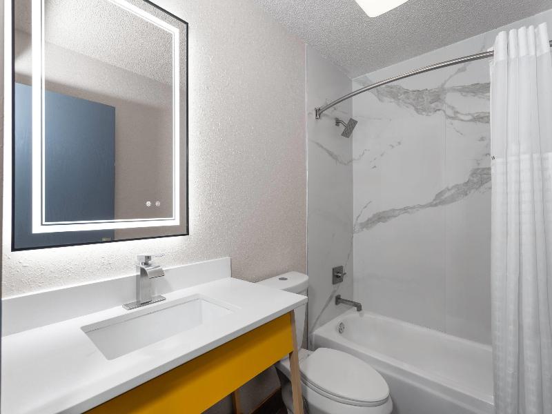Days Inn by Wyndham Waukegan image
