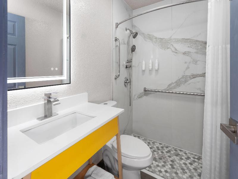 Days Inn by Wyndham Waukegan image