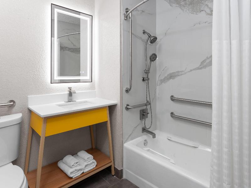 Days Inn by Wyndham Waukegan image
