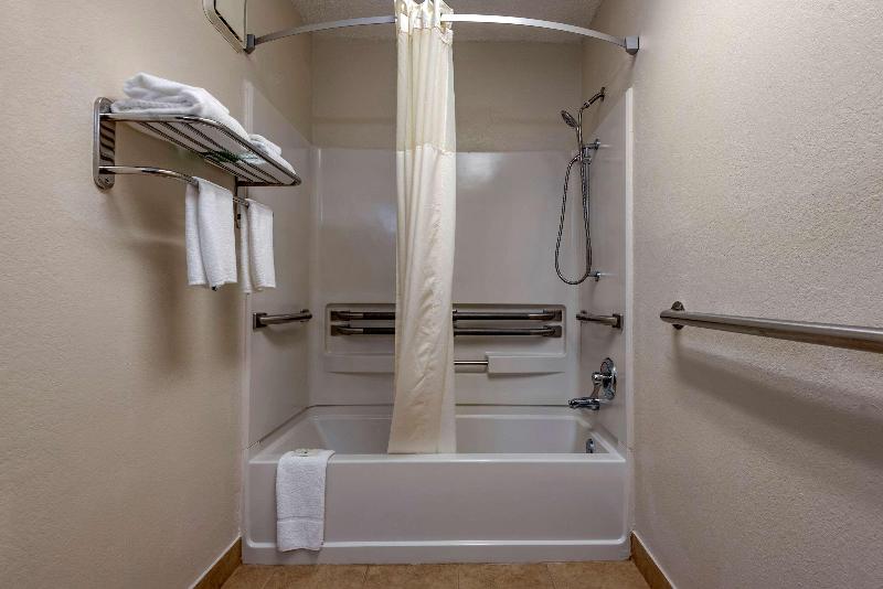 Quality Inn & Suites Warren image