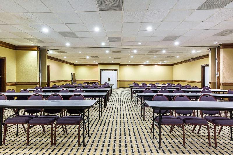 Clarion Pointe Lake Jackson - Clute image