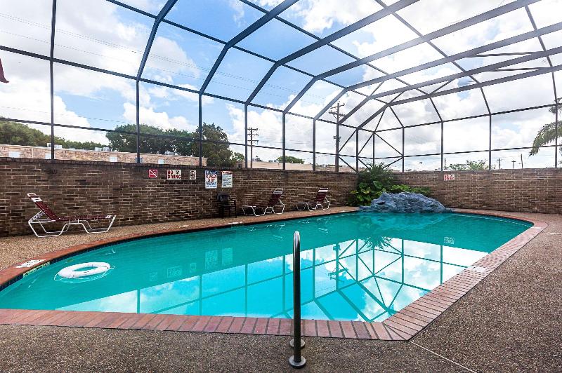 Clarion Pointe Lake Jackson - Clute image