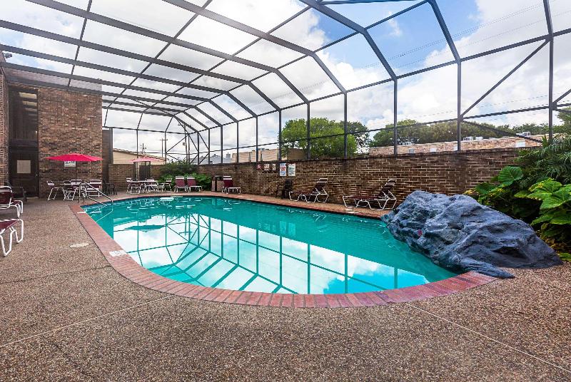 Clarion Pointe Lake Jackson - Clute image