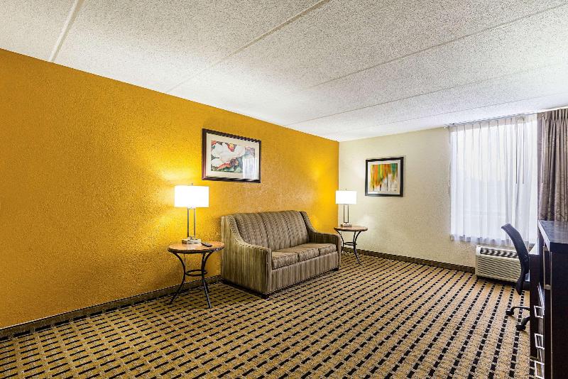 Clarion Pointe Lake Jackson - Clute image