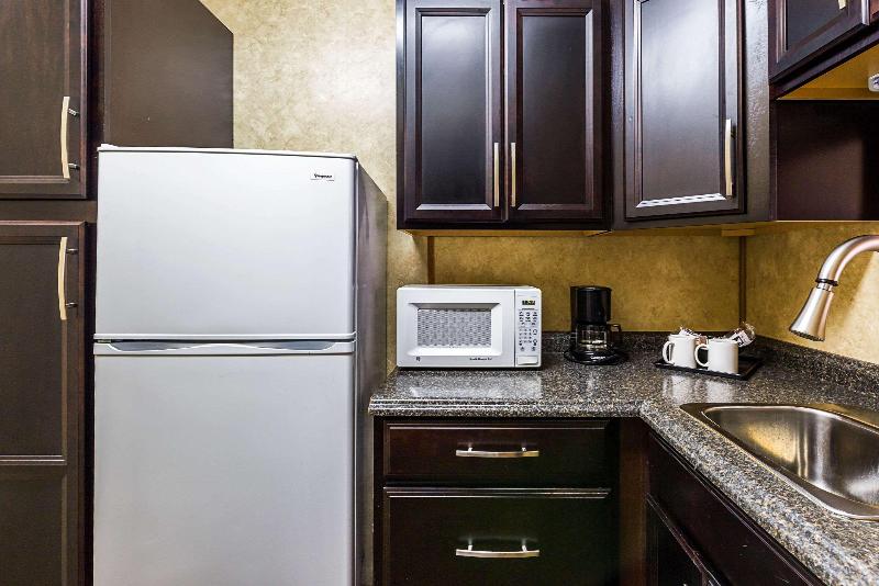 Clarion Pointe Lake Jackson - Clute image