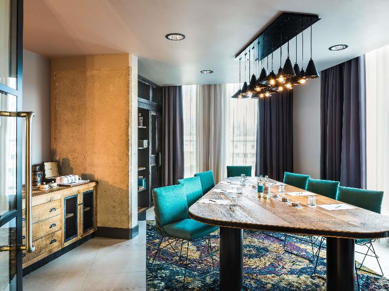 Novotel London Canary Wharf image