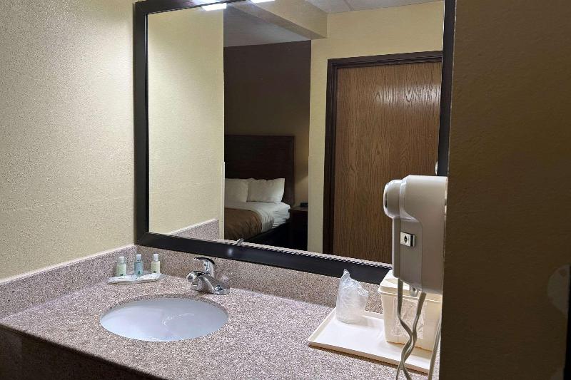 Quality Inn Perryville I-55 image