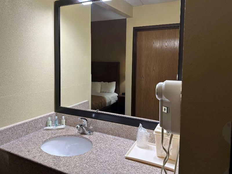 Quality Inn Perryville I-55 image