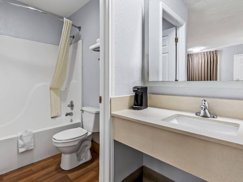 Econo Lodge Inn & Suites Cayce I-26 Airport image