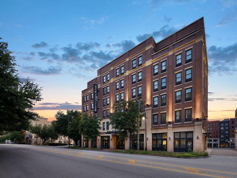 Fairfield Inn & Suites Savannah Downtown image