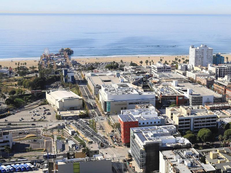 Courtyard By Marriott Santa Monica image