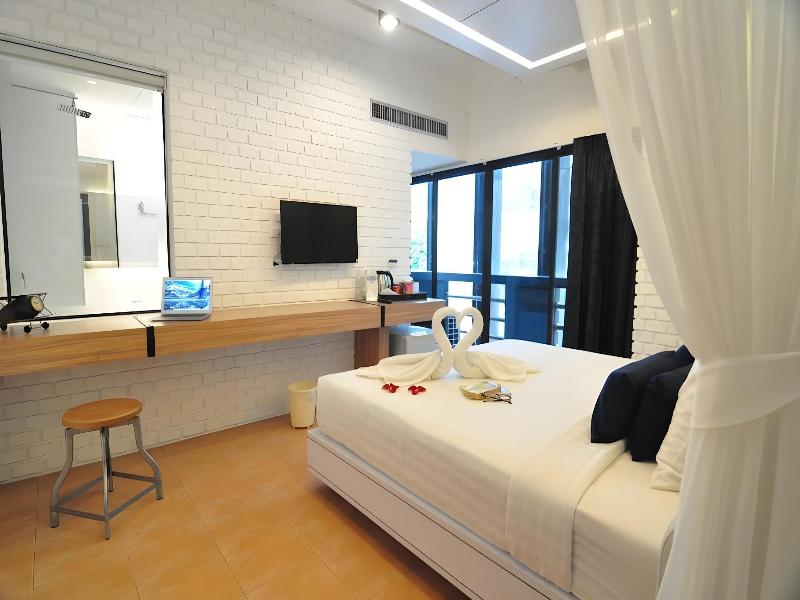 Forty Winks Phuket Hotel image