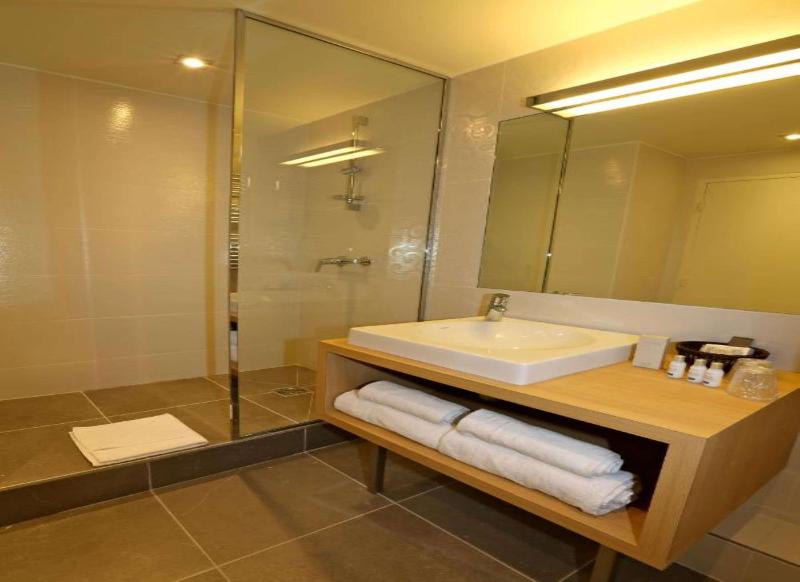 Kyriad Paris 18 Porte De Clignancourt Hotel image