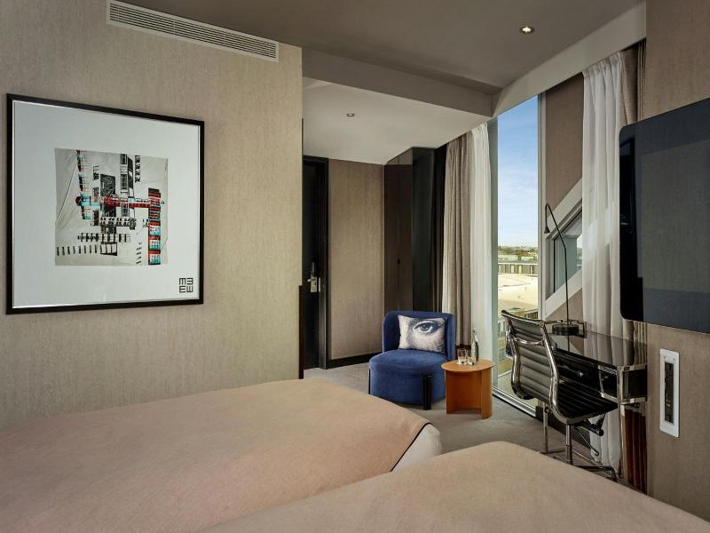 Montcalm East Autograph Collection image