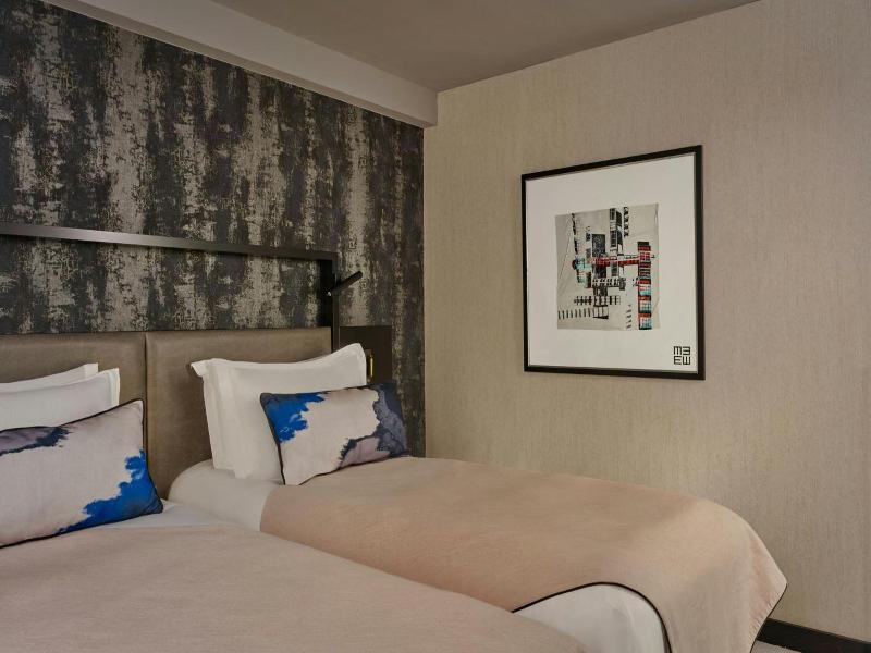 Montcalm East Autograph Collection image